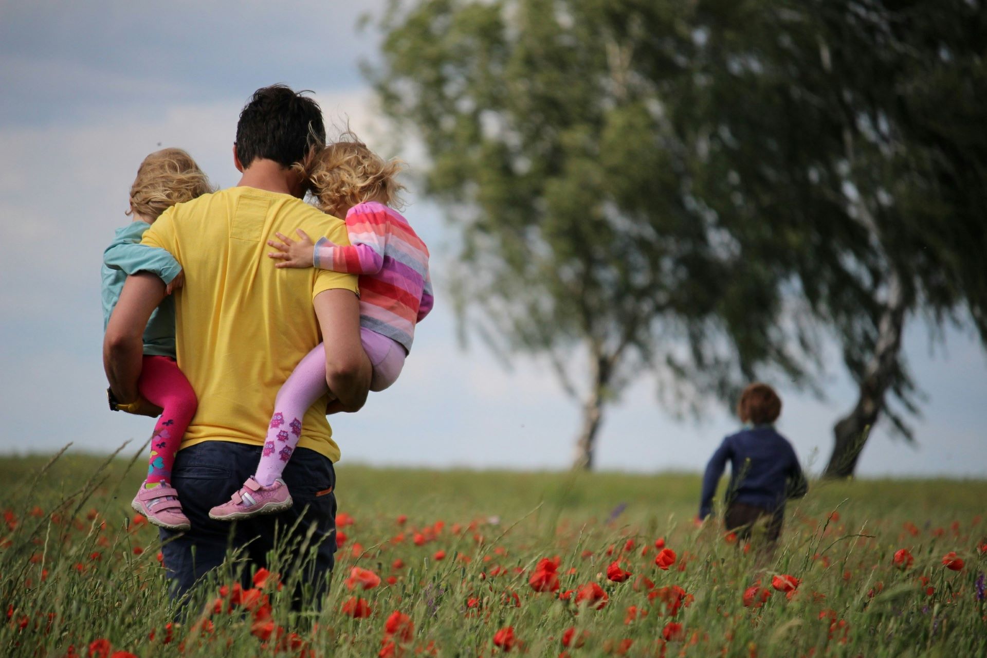 Family-funeral-juliane-liebermann-O-RKu3Aqnsw-unsplash Father with young children at a natural burial ground